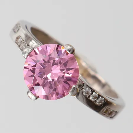 Ring med stenar, stl 17, bredd ca 3-10mm, vitguld, ostämplad, bör rodieras om, 18K Vikt: 3,9 g