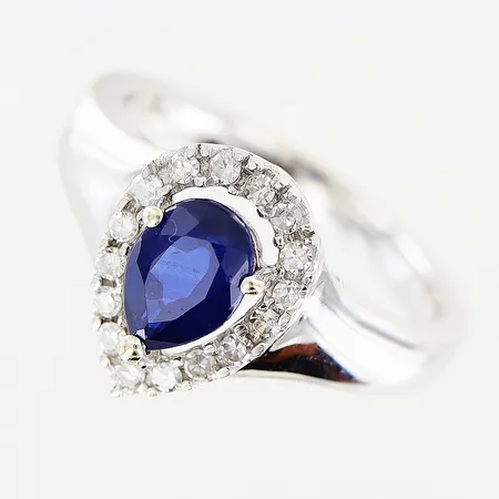 Ring, syntetisk safir, diamanter 16 x ca 0,01ct, stl 16¼, bredd 2-11,5mm, GHA, vitguld, 18K Vikt: 5,1 g
