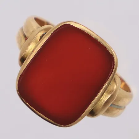 Klackring med röd sten, stl17¾, bredd 3,4-15,1mm, skevheter, repig, 18K Vikt: 3,8 g