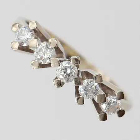 Ring med briljantslipade diamanter 5 x ca 0,05ct, stl: 18, bredd 2-5mm, vitguld 14K.  Vikt: 3,2 g