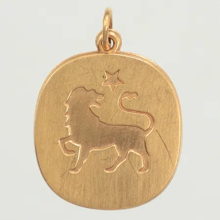 Hänge Lejon, längd 22mm inkl ögla, bredd 15mm, repig, 18K  Vikt: 1,7 g