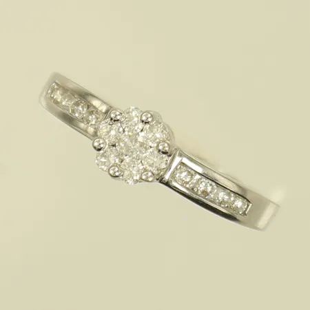 Ring med diamanter, totalt 15 st x ca 0,015ct, stl 16, bredd 1,5-5,5mm, 18K, 2,8g Vikt: 2,8 g