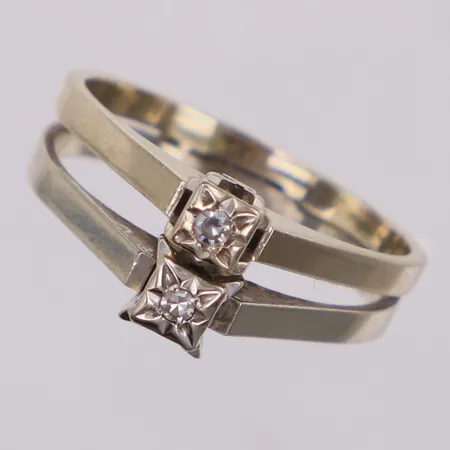 Ring med åttkantslipade diamanter 2xca0,02ct, stl 18, bredd 3,7-8,3mm, vitguld, 18K Vikt: 4,6 g