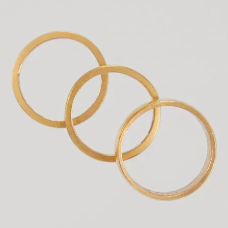 Tre vigselringar, skadad skena/gravyr, 23K  Vikt: 13,8 g