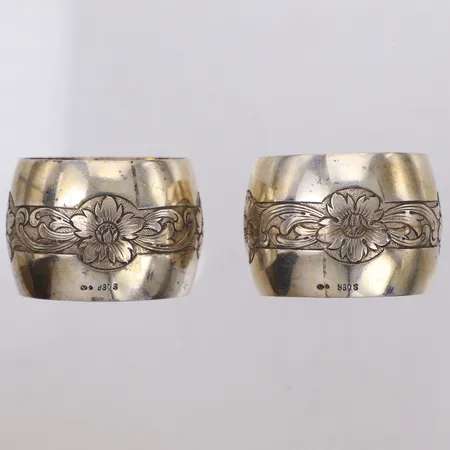 2 Servettringar, bredd 35mm, gravyr, Karl respektive Majsan, 830/1000 silver Vikt: 54,2 g