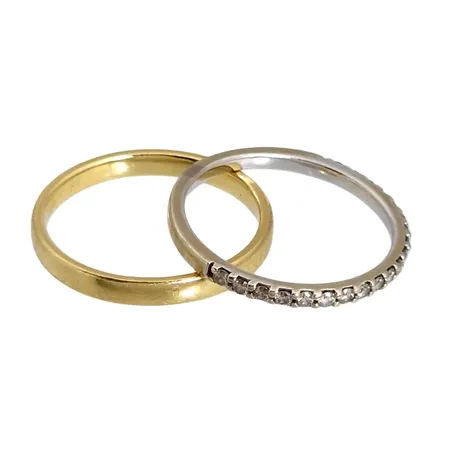 Ringar, två st, 14K guld, slitage, en sten saknas Vikt: 3,7 g