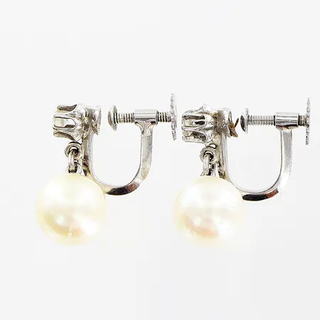 Ett par örhängen, clips,  diamanter 2 x ca 0,07ct, odlade saltvattenspärlor Ø8mm, vitguld, 18K Vikt: 3,7 g
