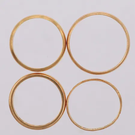 Fyra släta ringar, graverade, 18K  Vikt: 12,2 g