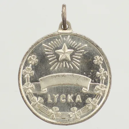 Hänge Lycka, längd 27mm inklusive ögla, bredd 21mm, Sporrong, 925/1000 silver  Vikt: 5,1 g