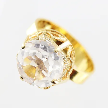 Ring, vit sten, stl 16, bredd 2,5-12,5mm, höjd från skenan, 10mm, 18K Vikt: 4,5 g