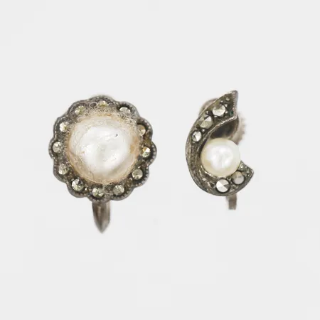 Två udda örhängen med skruvsystem, silver  Vikt: 3,3 g