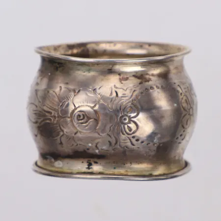 Servettring, bredd 35mm, lätta bucklor, 830/100 silver Vikt: 14,8 g