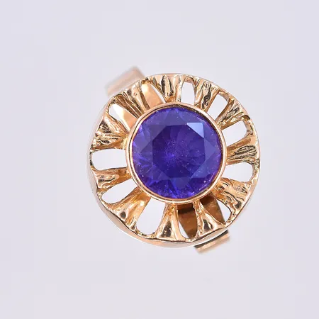 Ring med lila sten, stl 16¾, bredd 2-15 mm, 18K. Vikt: 3,7 g