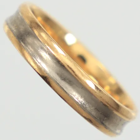 Ring, stl 16½, bredd 4mm, tvåfärgad, gravyr, 18K  Vikt: 3,4 g