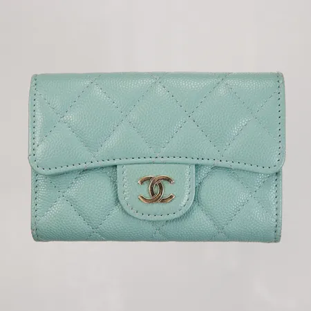 Chanel korthållare, classic flap, mintgrön lammskinn, guldfärgad beslag, mått 11 x 7,5cm, serienr 31394060, dustbag, box, bruksskick.