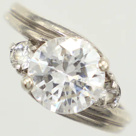 Ring, vita stenar, stl 17½, bredd 10mm, skev, 925/1000 silver Vikt: 5,6 g