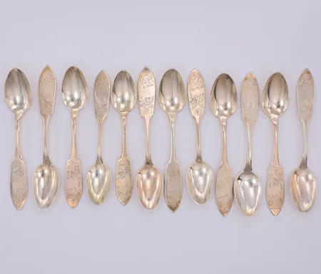 12 Kaffeskedar, modell Tornedal, 12-12,5cm, Haparanda år 1958-76, gravyr, 830/1000 silver Vikt: 178,4 g