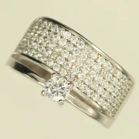 Ring med vita stenar, stl 18, bredd 3,6-12,2mm, silver 925/1000, bruttovikt 4,9g Vikt: 4,9 g