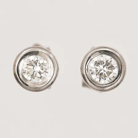 Ett par örhängen med diamanter, 1x ca 0,25ct, 1x ca 0,27ct, kvalitet ca W-TCr(H-I)/VS, en sten möjligen färgförbättrad, bredd ca 7mm, 18K vitguld Vikt: 2,5 g