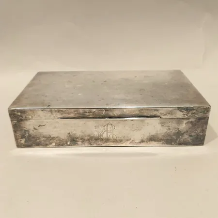 Skrin, längd 17cm, bredd 10cm, höjd 4cm, botten samt inredning i trä, gravyr, repig, fläckar, 835/1000 silver Bruttovikt 380,6g