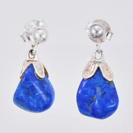 Ett par örhängen med lapis lazuli, längd ca 1,5cm, bredd ca 2-8mm, inga stoppers, 925/1000 silver  Vikt: 1,3 g