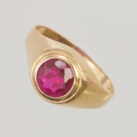 Ring med röd sten, Ø16, bredd:9,4mm, 18K, 2,0g.