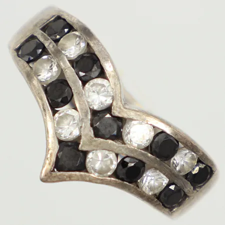 Ring blå samt vita stenar, stl 17¼, bredd 11mm, 925/1000 silver  Vikt: 6,6 g