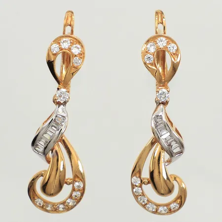 Ett par örhängen, vita stenar, längd 35mm, bredd 11mm, 21K  Vikt: 8,7 g