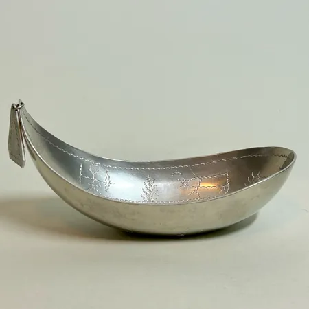 Skål, avlång, samiskt mönster, 15cm x 6,5cm, höjd 2-7cm, stämplad handarbete O-L år 1977
