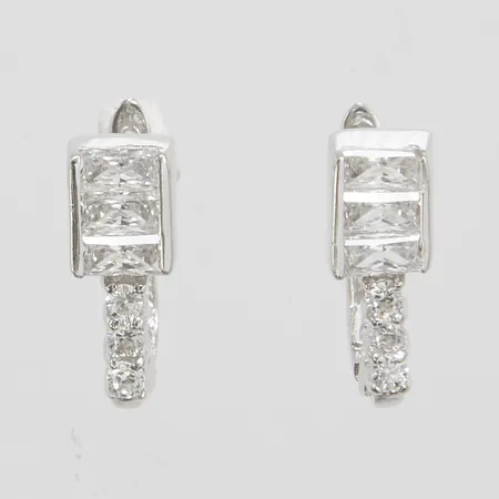 Ett par örhängen, vita stenar, längd ca 14mm, bredd 2-5mm, vitguld, 18K Vikt: 3,2 g