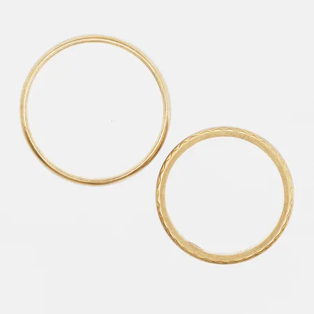Två ringar, släta, gravyr, stl 19 respektive 21¾, slitage, 18K guld. Vikt: 12,2 g
