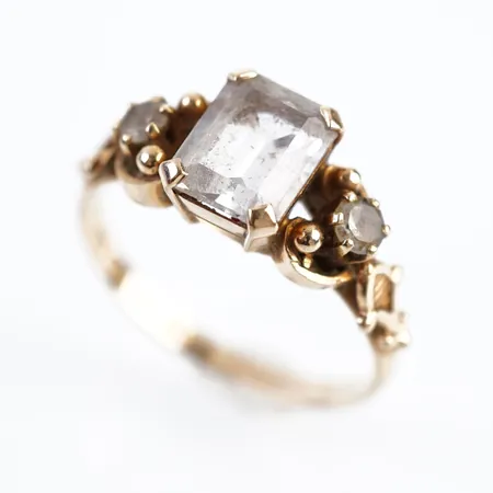 Ring m vit sten, stl 16½(51), bredd 7,5mm, 18k Vikt: 2,7 g