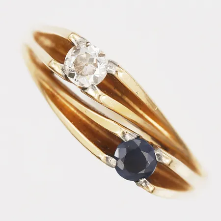 Ring med safir samt gammalslipad diamant ca 0,15ct, safir något lös i fattning, stl: 18, 18K guld Vikt: 5,9 g