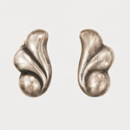 Ett par örhängen, höjd 18mm, bredd 10mm, skruvsystem, silver  Vikt: 4,1 g