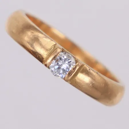 Ring med briljantslipad diamant 1x0,35ct, stl 20, bredd 4,3mm, repig skena, lös fattning, 18K Vikt: 7,9 g