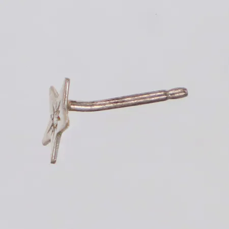 Ett udda örhänge med diamant 1xca0,005ct, Ø6,6mm, defekt, saknar snurrebuss, vitguld, 18K Vikt: 0,2 g