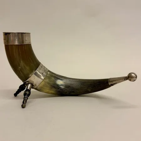 Dryckeshorn längd 26cm, ben i svarvat trä, inläggningar i 830/1000 silver, G Andersson, Uppsala, år 1964,  gravyr, slitage Vikt: 0 g