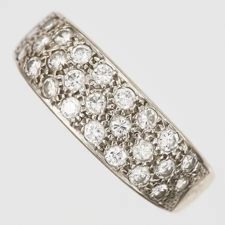 Ring med diamanter 25x ca 0,03-0,04ct, stl 19½, bredd 3-8mm, vitguld, behov av omrodiering, 14K  Vikt: 5,4 g