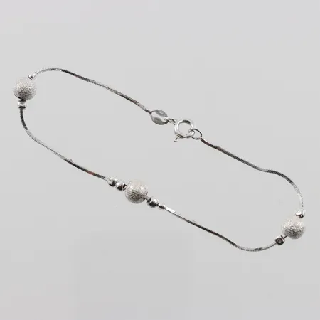 Armband med några kulor, längd 18,5cm, Guldfynd, silver  Vikt: 3,1 g