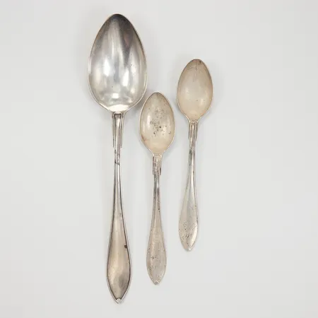 Tre skedar, olika längd, gravyr/slitage, Silver  Vikt: 68,7 g