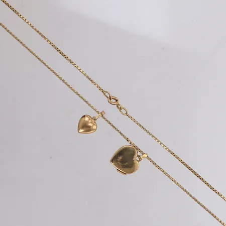 Kedja Venezia med två hängen, längd ca 72cm, bredd 1,4mm, hängens mått längd 19,6mm, 17,3mm, bredd 10,0mm, 15,5mm, defekt lås, ej öppningsbar, 18K Vikt: 12,8 g