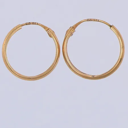 Ett par örhängen, 14mm, vikskada, liten spricka, 18K Vikt: 0,6 g