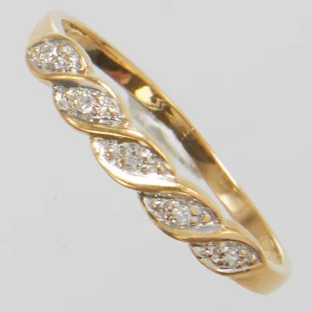 Ring, åttkantslipade diamanter 5 x ca 0,01ct, stl 18, bredd 1,5-3mm, 18K Vikt: 1,4 g