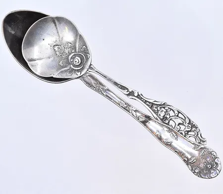 2 skedar, längd 14,5 cm och 12 cm, silver 830/1000. Vikt: 33,9 g