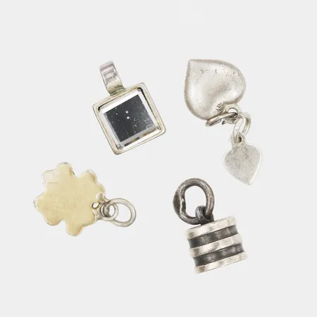 Fem hängen, ca 6-10mm, olika modeller, silver. Vikt: 4,7 g