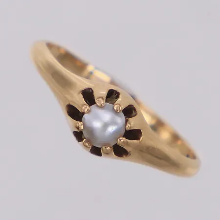 Ring med odlad pärla, stl 16¼, bredd 1,5-6,1mm, 14K Vikt: 1,6 g