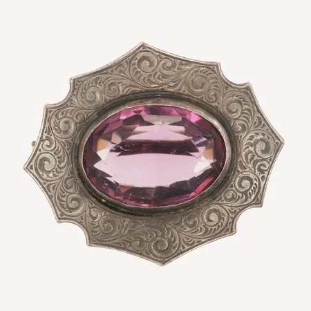 Brosch med lila sten i glas, slitage, gravera C.T., bucklig, silver Vikt: 8,3 g