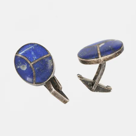 Ett par manschettknappar med lapis lazuli, en defekt, silver  Vikt: 10 g