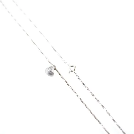 Collier m diamant hänge 0,13ct enligt gravyr, vitguld, 41cm, bredd 1,5mm, hänge 10mm x 8mm, 18k Vikt: 5,2 g