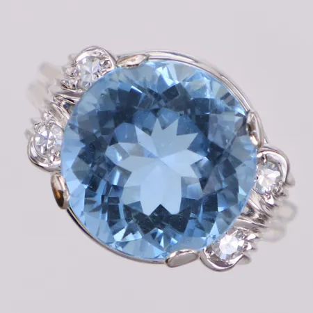 Ring med blå sten samt åttkantslipade diamanter 4xca0,04ct, stl 14¼, bredd 2,2-13,7mm, 14K Vikt: 5,5 g